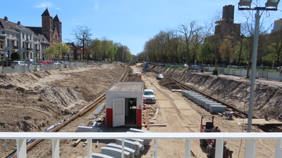 848726 Afbeelding van het opnieuw uitgraven van de Stadsbuitengracht ter hoogte van het Willemsplantsoen (links) te ...
